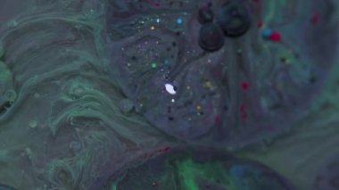 Mürekkep damlası. Kabarcıklar akar. Soyut sanat arka planında odaksız yeşil, kırmızı, renkli, parlak, yağlı boya emülsiyon dairesi..