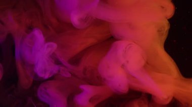Duman damlası. Bulut buharı mürekkebi. Odaklanmamış pembe mor renkli simli gökkuşağı dumanı soyut akrilik sanat neon arka planına yayılıyor..