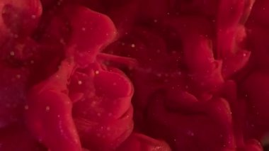 Parlak boya sisi. Işıltılı su sıçratma. Odaklanmamış sıcak renk, parlak bulut dumanı, simli sis soyut akrilik bokeh arka planına yayılıyor..