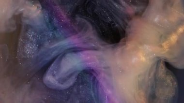 Odaklanmamış parlak mürekkep. Parlak gökkuşağı bulutu. Pembe mavi renk, ışıldayan dumanlı su dokusu akrilik soyutlamaya yayılıyor..