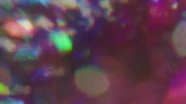 Bokeh parlıyor. Pırıl pırıl. Soyut sanat arka planında mor mavi neon renkli parlak parlak parlak gökkuşağı ışığı.