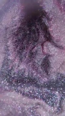 Dikey video. Odaklanamayan köpüklü sıvı. Parıltı sıçraması. Bulanık kırmızı mavi mürekkep. Soyut sanat arka planında yuvarlak ıslak doku dairesi..