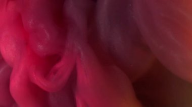 Boya buharı. Sıçrama pigmenti. Odaklanmamış pembe renkli simli duman dumanı gökkuşağı su dokusu soyut arkaplanda yayılıyor.