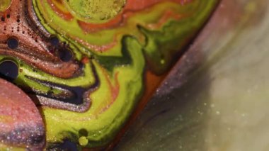 Sıvı emülsiyonu boya. Renkli baloncuklar. Odaklanmamış turuncu sarı parıltılı yağ suyu soyut bokeh arka planda parlak yuvarlak mürekkep dokusu dairesi.