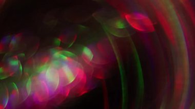 Odaklanamayan ışık yansıması. Neon optik bokeh. Pembe, yeşil, ışıl ışıl parlayan mercek, soyut, koyu renkli, aydınlık arka planda parıldıyor..