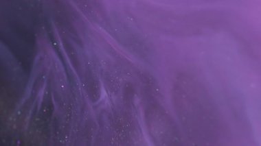 Parıldayan sıvı. Işıldayan sanat. Soyut yaratıcı arka planda yüzen koyu siyah lekelerde çözünmüş pembe mor renk boya..