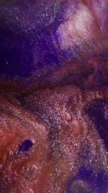 Dikey video. Parlak sıvı. Bulanık mermer parıltı. Odaklanmamış mavi bronz renkli parlak mürekkep desenli su sıvısı soyut arkaplanda yüzüyor..