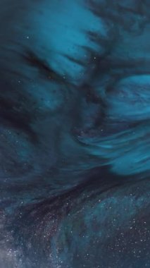 Dikey video. Kıvılcım boyası. Görüntü dalgalanması arka planı. Odaklanmamış mavi renk sıvı su dokusu koyu siyah soyutlama üzerinde yüzen parlak sıvı.