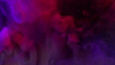 Parlak mürekkep sisi. Neon duman buharı. Odaklanmamış pembe mavi boya gökkuşağı simli duman su sıçraması soyut arka planda yayılıyor.