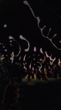 Dikey video. Arıza örtüsü. Renk bozulması. Mor sarı sıçrama, parlayan gürültü, film efektleri, kara sanatın soyut arka planı..