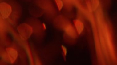 Odaklanamayan parıltı. Parlak sanat. Altın turuncu renkli optik göz kamaştırıcı desen soyut bokeh ışık arkaplanı üzerinde görsel ışıltı.