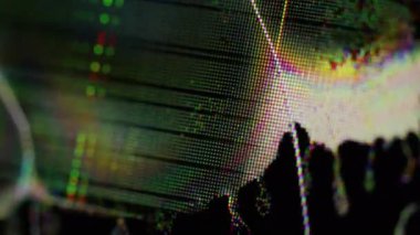 Statik sıçrama. Ekran bozulması. Sarı koyu siyah renk gürültü gökkuşağı titreşimi kırık dalgalar pembe çizgiler desen soyut arka plan üzerinde sıvı kristal.