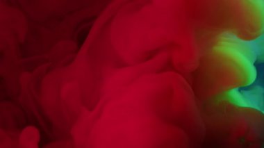 Mürekkep lekesi. Neon gazı suyu. Odaklanmamış kırmızı mavi renk parlatıcısı soyut arkaplanda parlak sis gökkuşağı sızıntısı.