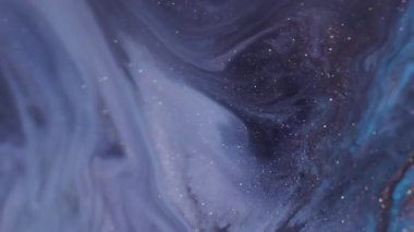 Mürekkep suyudur. Boya dokusu. Soyut arkaplanda yüzen koyu siyah lekeler akarken odaksız mavi renk sıvısı.