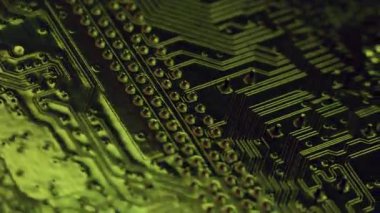 Yazılım işlemcisi. İşlemci soyutlaması. Dijital sanat ışığı arka planında bulanık yeşil renk gradyanı yuvarlak metal parlak teknik devre kartı.