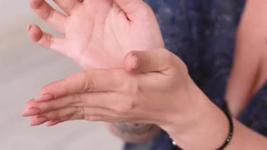 El muamelesi. Ruhani terapi. Yoga meditasyonundan hoşlanan bir kadın, zihinsel uygulama ritüelini odaksız arka planda yapıyor..