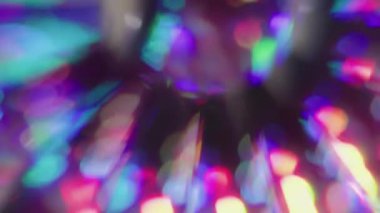 Prizma patlaması çözüldü. Dairesel ışıltı. Gökkuşağı renginde parıldayan küre ışıldıyor. Neon lens soyut mor kırmızı yeşil bulanık arkaplan.