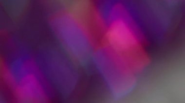 Odaklanamayan floresan parıltısı. Prizma Bokeh lensleri. Mor kırmızı parlak kristal dokuda parıldayan daireler parlıyor. Gradyan yansıma soyut arkaplan.