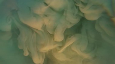 Buhar patlaması. Mürekkep sisi. Bulanık mavi renkli simli bulut pigmenti dokusu soyut sanat arka planına yayılıyor..