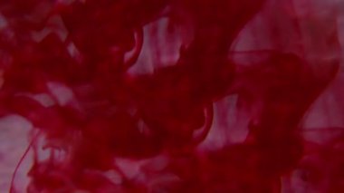 Damlayan mürekkep lekesi. Dumanı karıştır. Mavi suda akan kırmızı pigment sisi. Renkli kaleydoskopik sanat merceği kıvrımlı soyut bulut arkaplanı.