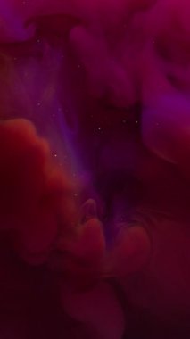 Dikey video. Buhar bulutu. Buhar dalgası. Pembe, kırmızı, kıvrımlı, soyut mürekkep karışımlı, ışıldayan su. Renk bulanık parlak gökkuşağı ışın arkaplanı.