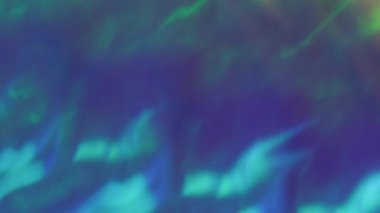 Bulanık ışık sızıntısı. Renkli işaret fişeği. Mavi, yeşil, parlak, dalgalı desen dönüşümlü. Neon parlaklığı soyut kaleydoskopik arkaplan.