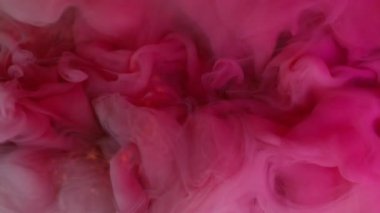 Duman sıvısı. Sis mürekkebi sıçraması. Soyut arkaplana yayılan su altı akrilik dumanı odaksız pembe renkli parlak bulut..