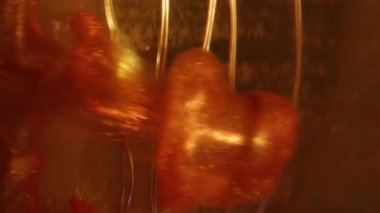 Mürekkep dalgası. Fantezi ışığı. Bulanık turuncu sarı kıvrımlı duman parlak çelenk parlak desen soyut arkaplanda.