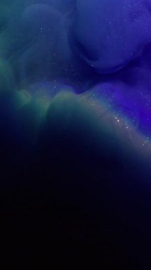 Dikey video. Sis dalgası. Mürekkep buharı. Mavi mor, menekşe rengi siyah arka planda çözünen çözünmüş akıntı. Soyut renk kurgu, duman damlası sızıntısı dokusu.