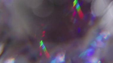 Kristal lens bulanıklığı. Yansıma flaş dokusu. Koyu gri arka planda kırmızı yeşil renk kıvrımı. Soyut kaleydoskop etkisi.