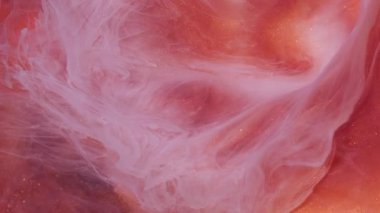 Işıldayan buhar. Mürekkep patlaması. Odaklanmamış turuncu renkli parlak duman ışıl ışıl sıvı deseni Bokeh soyut arka planına yayılıyor..