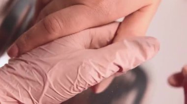 Dikey video. Manikür işlemi. Tırnak bakımı. Profesyonel manikürcü. Kadın müşterileri dosyalıyor. Güzellik salonunda akrilik..