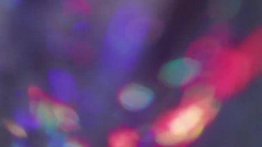 Odaklanmamış parıltı dokusu. Dereceli yansıma. Cam prizmada Bokeh renkli ışıltı karışımı. Soyut aydınlatma neon parıltısı arkaplanı.