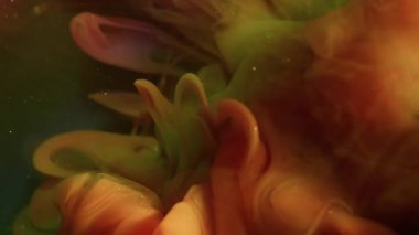 İp ışıkları. Boya sıvısı. Odaklanmamış pembe renkli duman dokusu soyut bokeh ışık arka planında altın çelenk parlıyor.