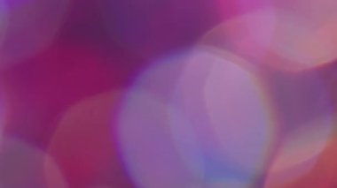 Odaklanamayan parıltı. İşaret fişeği. Soyut sanat bokeh arka planında bulanık pembe neon renkli gökkuşağı yuvarlak görsel ışıltı.