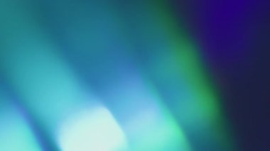 Fişek bulanıklığı. Ray sızıntısı. Mavi yeşil renkli neon parlak desen aydınlatmalı dönüş akışı soyut sanat çizgisi koyu arkaplanda parıldıyor.