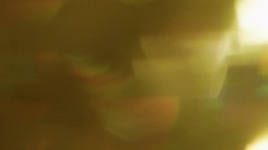 Bokeh prizması. Gökkuşağı sızıntısı. Odaklanamayan soyut arkaplanda renkli ışık parıltısı. Sanat parlaklığı turuncu yeşil parıldayan doku.