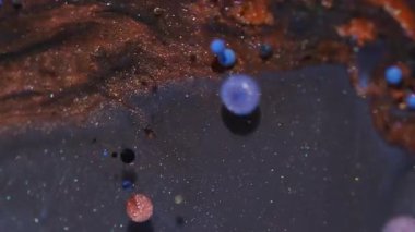 Köpük damlası. Parıldayan sıvı. Odaklanmamış turuncu mavi mor yağ yuvarlak akışı soyut arkaplanda ışkan doku dairesi.