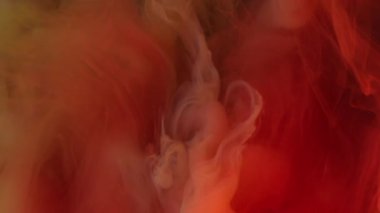 Parlak duman pigmenti. Mürekkep sisi. Bulanık pembe turuncu renkli su rengi sanat dokusu simli sis soyut arkaplan üzerine parçacıklar yayıyor.