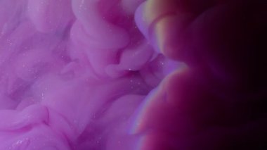 Sıvı boya dokusu. Parıltı sıçrama buharı. Odaklanmamış mor pembe renkli bulutlar parlayan dumanlı gökkuşağı sualtı sisi soyut neon sanatının siyah arka planına yayılıyor..