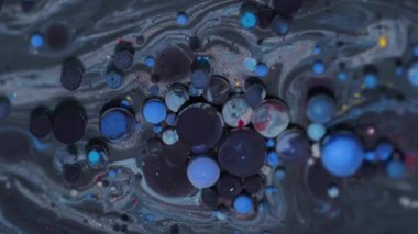 Mürekkep akışı. Köpükler karışır. Soyut sanat akrilik zemin üzerinde yüzen yağ emülsiyonu etrafında sönük mavi mor renk sıvı simler.