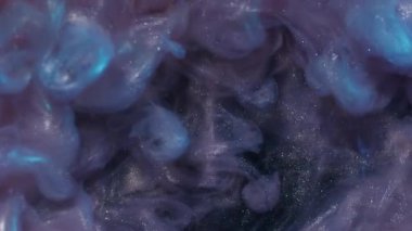 Parlak duman. Parıldayan bulut. Odaklanmamış mor pembe renk sisi sıçramış parlak duman dokusu soyut akrilik sanat arka planına yayılıyor..