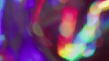 Odaklanmamış lens dokusu. Dereceli yansıma. Koyu arkaplanda flüoresan renkli bir çember. Bulanık holografik neon optik etkisi.