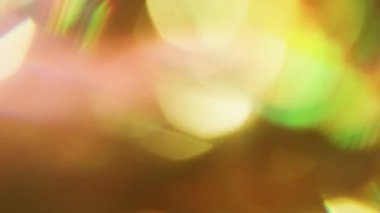 Bulanık kristal parıltı. Yansıma ışını. Gradyan renkli kıvılcım hareketi. Döndürme sarı yeşil parlaklık soyut odaklanmış arkaplan.