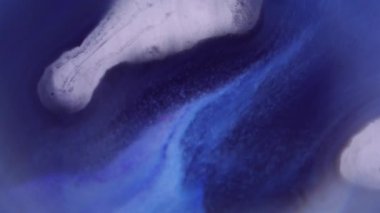 Odaklanamayan sıçrama geçişi. Mürekkep akışı. Düz olmayan dokuda akan mavi gri beyaz emülsiyon. Soyut mercek boyası karıştırma arkaplanı.