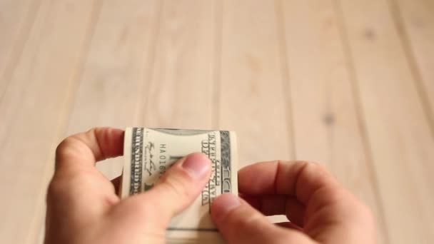 Mãos humanas contar dinheiro em um fundo de madeira — Vídeo de Stock
