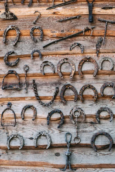 Set van oude roestige hoefijzers op een houten achtergrond — Stockfoto