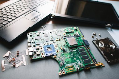  Bilgisayar (laptop) parçaları demonte: matherboard, hdd, izlemek