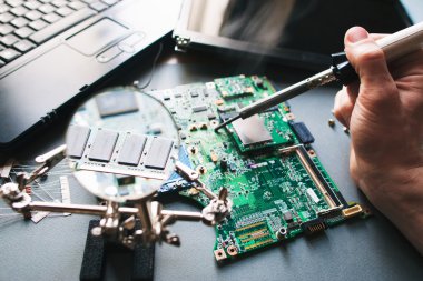 Teknisyen onarım (demir Lehimleme) bilgisayar (laptop) anakart