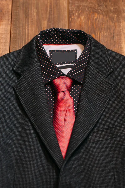 Erkek takım elbise kırmızı kravat ile. — Stok fotoğraf